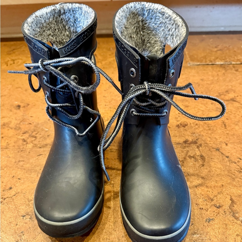 Bogs Amanda Plush Boots Lace Up Black Youth Size 4.